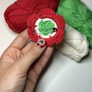 Kézzel horgolt virág alakú kokárda � háromrétegű design, 100% pamut - ékszer - kitűző és bross - Meska.hu