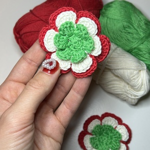 Kézzel horgolt virág alakú kokárda � háromrétegű design, 100% pamut - ékszer - kitűző és bross - Meska.hu
