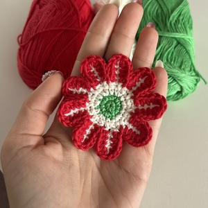 Horgolt virág alakú kokárda � piros-fehér-zöld pamutból, 7 cm - Meska.hu