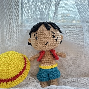 Horgolt Monkey D. Luffy - One Piece figura  Kézzel készült amigurumi baba, levehető ruhákkal és kalappal - játék & sport - plüssállat & játékfigura - más figura - Meska.hu