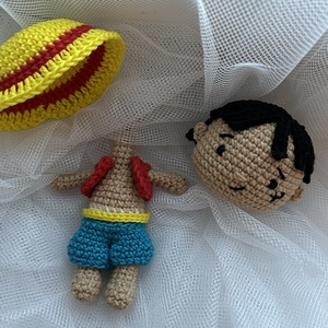Horgolt Monkey D. Luffy - One Piece figura  Kézzel készült amigurumi baba, levehető ruhákkal és kalappal - játék & sport - plüssállat & játékfigura - más figura - Meska.hu
