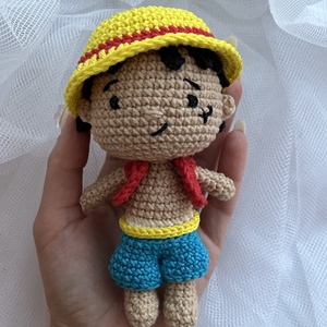 Horgolt Monkey D. Luffy - One Piece figura  Kézzel készült amigurumi baba, levehető ruhákkal és kalappal - játék & sport - plüssállat & játékfigura - más figura - Meska.hu