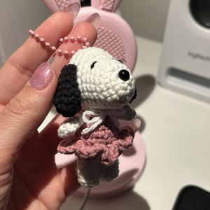 Horgolt Kiskutya Táskadísz és Kulcstartó - Amigurumi Snoopy-stílusú Figura, Pamut-Akril - táska & tok - kulcstartó & táskadísz - táskadísz - Meska.hu