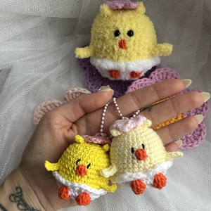 Horgolt Csibe Tojáshéjban - Cuki Amigurumi Kulcstartó és Táskadísz, Húsvéti Ajándék, Ünnepi díszek, dekorációk, Húsvéti díszek és dekorációk, Húsvéti asztaldíszek, Horgolás, MESKA