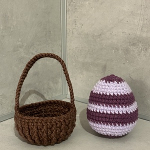 Horgolt Húsvéti Tojás Kis Kosárban - Kézműves Ünnepi Dekoráció, Lila-Mályva Csíkos - ünnepi díszek, dekorációk - húsvéti díszek és dekorációk - húsvéti asztaldíszek - Meska.hu