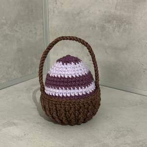 Horgolt Húsvéti Tojás Kis Kosárban - Kézműves Ünnepi Dekoráció, Lila-Mályva Csíkos - ünnepi díszek, dekorációk - húsvéti díszek és dekorációk - húsvéti asztaldíszek - Meska.hu