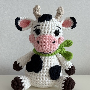 Horgolt Boci Figura - Kézműves Amigurumi Tehénke, Prémium Pamut-Nylon Játék, Játék & Sport, Plüssállat & Játékfigura, Boci, tehén, Horgolás, MESKA