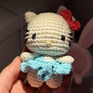 Kézzel horgolt Hello Kitty minifigura szoknyában � egyedi amigurumi cica - játék & sport - plüssállat & játékfigura - cica - Meska.hu