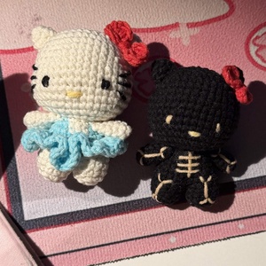 Kézzel horgolt Hello Kitty minifigura szoknyában � egyedi amigurumi cica - játék & sport - plüssállat & játékfigura - cica - Meska.hu