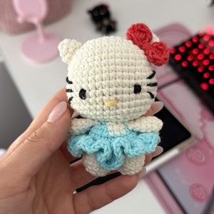 Kézzel horgolt Hello Kitty minifigura szoknyában � egyedi amigurumi cica - Meska.hu