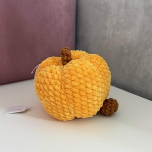 Horgolt Lábacskás Halloween tök - Jellycat Stílusú Cuki Tök Figura, Őszi és Halloween Dekoráció (Pumpkin Spice) - otthon & életmód - dekoráció - halloween - halloweeni figurák - Meska.hu