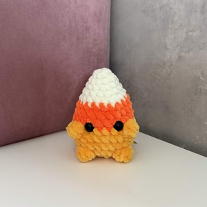 Horgolt Candy Corn figura - Cuki pihe-puha cukorkakukorica, őszi és halloween dekoráció - Meska.hu