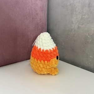 Horgolt Candy Corn figura - Cuki pihe-puha cukorkakukorica, őszi és halloween dekoráció - otthon & életmód - dekoráció - halloween - halloweeni figurák - Meska.hu