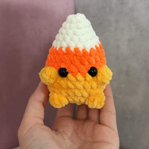 Horgolt Candy Corn figura - Cuki pihe-puha cukorkakukorica, őszi és halloween dekoráció - otthon & életmód - dekoráció - halloween - halloweeni figurák - Meska.hu