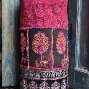 Hímzett hengerpárna - pink/fekete/bordó - Meska.hu