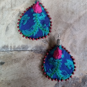 Tengermelyi rózsa- pink/kék/türkiz hímzett fülbevaló - Meska.hu