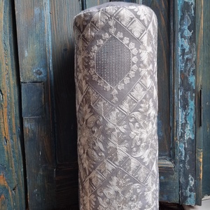 Ezüst hsjnal-Hímzett hengerpárna ezüst/fehér/Swarowski gyöngyökkel, Játék & Sport, Sport és kikapcsolódás, Jóga, pilates, torna, Jógapárna, Hímzés, Varrás, MESKA