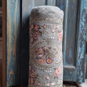 Estély a kastélyban-Hímzett hengerpárna ezüst/rózsaszín/barack - Meska.hu