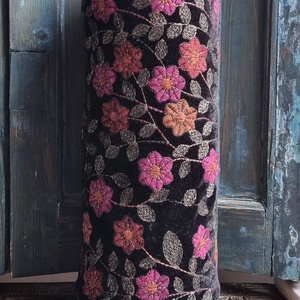 Brsonyos éj -Hímzett hengerpárna fekete/ezüst/lazac/rózsaszín, Játék & Sport, Sport és kikapcsolódás, Jóga, pilates, torna, Jógapárna, Hímzés, Varrás, MESKA