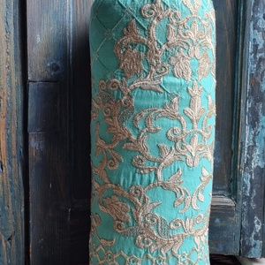 Imádott türkiz-Hímzett hengerpárna zöld/bézs/magenta - Meska.hu