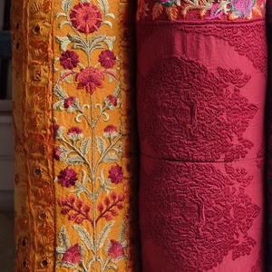 Eljövendő nyarak-Hímzett hengerpárna sárga/burgundivörös/, Játék & Sport, Sport és kikapcsolódás, Jóga, pilates, torna, Jógapárna, Hímzés, Varrás, MESKA