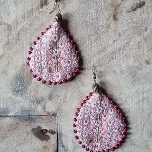 Púderszínű szél- �ózsaszín/arany hímzett fülbevaló - Meska.hu