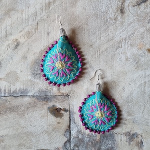 Mediterrán rózsa- pink/türkiz hímzett fülbevaló - Meska.hu