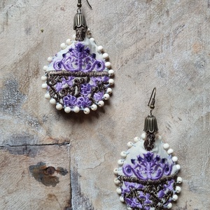 Cseppnyi estély- hímzett fülbevaló fehér/lila/bronz, Ékszer, Fülbevaló, Lógó fülbevaló, Varrás, MESKA