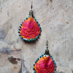 Fénylő lazac- hímzett fülbevaló pink/lazac/smaragd, Ékszer, Fülbevaló, Lógó fülbevaló, Varrás, MESKA