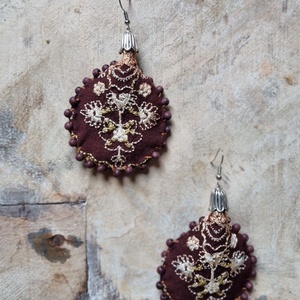 Csipkecsoki- hímzett fülbevaló barna/fehér, Ékszer, Fülbevaló, Lógó fülbevaló, Varrás, MESKA