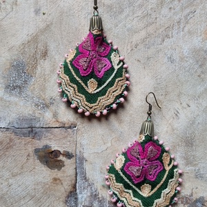 Marokkó- hímzett fülbevaló méregzöld/pink/fehér, Ékszer, Fülbevaló, Lógó fülbevaló, Varrás, MESKA