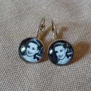 Audrey Hepburn üveglencsés fülbevaló - ékszer - fülbevaló - lógós kerek fülbevaló - Meska.hu