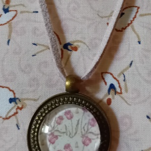 Rózsaszínű kis tulipánok üveglencsés nyaklánc - ékszer - nyaklánc - medálos nyaklánc - Meska.hu