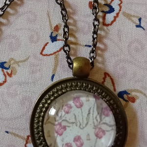 Rózsaszínű kis tulipánok üveglencsés nyaklánc - ékszer - nyaklánc - medálos nyaklánc - Meska.hu