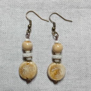 Homokszínű kerámia fülbevaló - ékszer - fülbevaló - lógó fülbevaló - Meska.hu