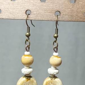 Homokszínű kerámia fülbevaló - ékszer - fülbevaló - lógó fülbevaló - Meska.hu