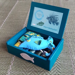 Tengeri parádé halacskás varrókészlet, kék-zöld-sárga varródoboz, halas szett fadobozban - otthon & életmód - lakástextil - varrókellék - Meska.hu