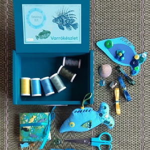 Tengeri parádé halacskás varrókészlet, kék-zöld-sárga varródoboz, halas szett fadobozban - Meska.hu