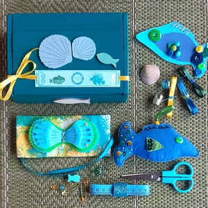 Tengeri parádé halacskás varrókészlet, kék-zöld-sárga varródoboz, halas szett fadobozban - otthon & életmód - lakástextil - varrókellék - Meska.hu