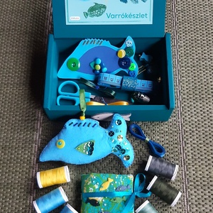 Tengeri parádé halacskás varrókészlet, kék-zöld-sárga varródoboz, halas szett fadobozban - otthon & életmód - lakástextil - varrókellék - Meska.hu