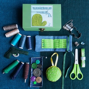 'Vadnyugati Cowboy Kaland' varrókészlet, kék-zöld-barna varródoboz, kreatív szett fadobozban, kaktusz, western - játék & sport - készségfejlesztő és logikai játék - oktató játékok - Meska.hu