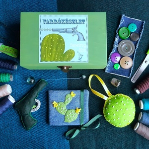 'Vadnyugati Cowboy Kaland' varrókészlet, kék-zöld-barna varródoboz, kreatív szett fadobozban, kaktusz, western - Meska.hu