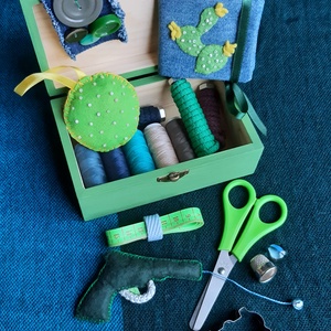 'Vadnyugati Cowboy Kaland' varrókészlet, kék-zöld-barna varródoboz, kreatív szett fadobozban, kaktusz, western - játék & sport - készségfejlesztő és logikai játék - oktató játékok - Meska.hu