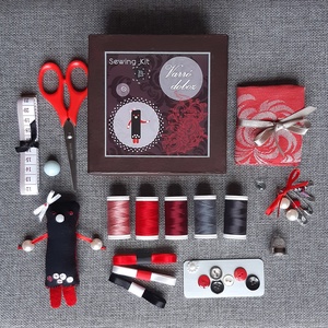 Bonini varrókészlet, fekete-piros-szürke varródoboz, kreatív szett, ajándék lányoknak - otthon & életmód - lakástextil - varrókellék - Meska.hu