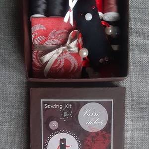 Bonini varrókészlet, fekete-piros-szürke varródoboz, kreatív szett, ajándék lányoknak - otthon & életmód - lakástextil - varrókellék - Meska.hu