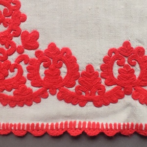 Kalotaszegi írásos hímzésű terítő - otthon & életmód - dekoráció - asztal és polc dekoráció - asztaldísz - Meska.hu