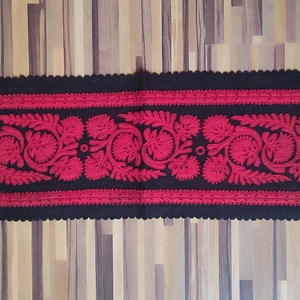 Szűrrátétes technikával készült asztali futó - otthon & életmód - dekoráció - asztal és polc dekoráció - asztaldísz - Meska.hu