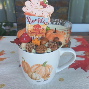 Pumpkin spice tökös asztali dísz, Esküvő, Dekoráció, Asztaldísz, Virágkötés, Ki szereti a tökös lattet.

Ez az apró bögrés dísz tökéletes dísze lehet egy ebédlőnek, nappalinak ..., MESKA