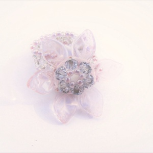 Rózsaszín színű gyöngyből készült virág alakú gyűrű - Meska.hu