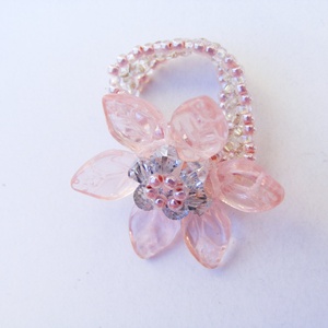 Rózsaszín színű gyöngyből készült virág alakú gyűrű - ékszer - gyűrű - gyöngyös gyűrű - Meska.hu